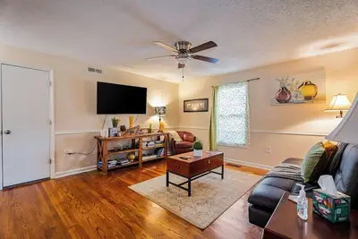 Image de 4br Cape Cod Charm • Walk to Cary Shops & Parks