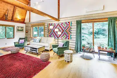 Image de Lake Margaret Access: Boho Log Cabin w/ Backyard