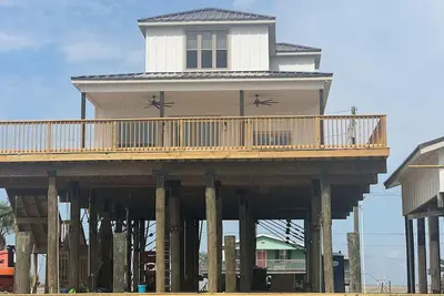 Image de 4 bed 4 bath waterfront camp in Cocodrie, La - Perfect for fishing, Family & Fun