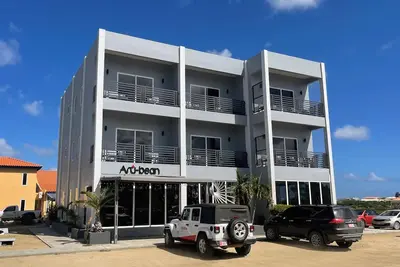 Image de Luxury 2-Bedroom Apartment; Walk to the Beach!