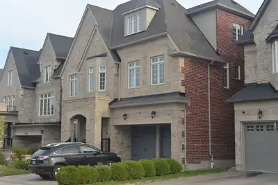 Image de Great Toronto House near Wonderland Separate entrance whole Floor Private Suite