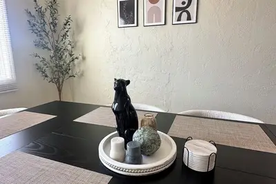 Image de Quite home, near Unm, Downtown, Old Town, Nob Hill & Whole Foods