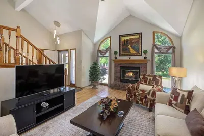 Image de 4-Bedroom Retreat with Outdoor Space & King Bed