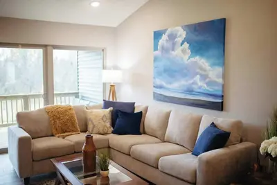 Image de West Omaha Townhouse with Gym, Shopping, King Bed