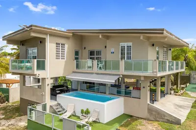 Image de Las Palmas Beach House with Private Pool and Pool Table
