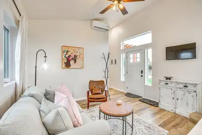 Image de Romantic Wine Country Farmstay in Posh Cottage