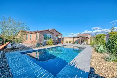 Image de Newer, Modern 3br Home w/Amazing Pool, & Backyard Retreat / Central Ac and Heat