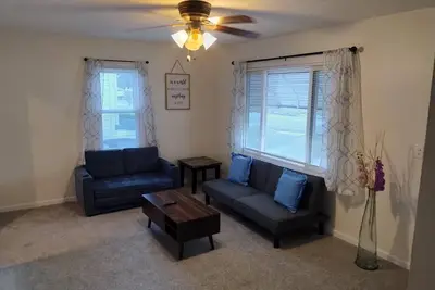 Image de Cozy 2 bedroom 1 bathroom home near the airport with fenced in back yard