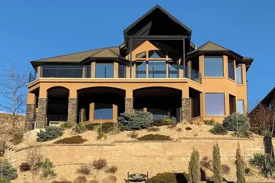 Image de Romantic Sunset lake view  house - uppermission