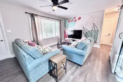 Image de Unique Old Charm 3-bedroom, 4-bed with Updated Comfort!