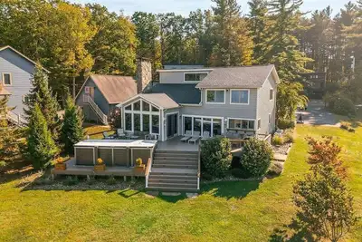 Image de Reel Chill - Beautiful 5br Lakefront w/ Dock, SwimSpa & Hot Tub
