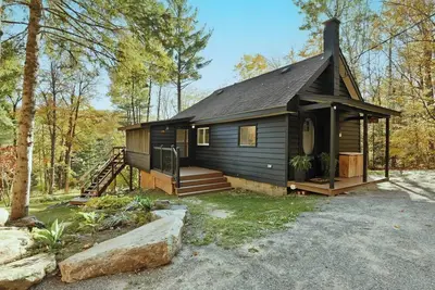 Image de Cozy Cabin on the water! Close to ski hill and recreational trails.