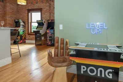 Image de Downtown Luxury Loft, 13-Ft Ceilings, Walkable