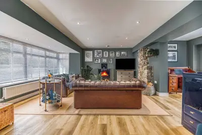 Image de The Chapel, Holiday Home Tenby, Sleeps 6, 3 bedrooms, bathrooms