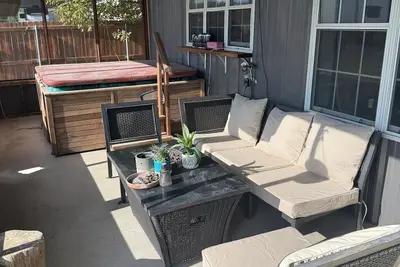 Image de The Granbury Barndo! Covered Parking, Hot Tub, Huge backyard, Cozy linens.