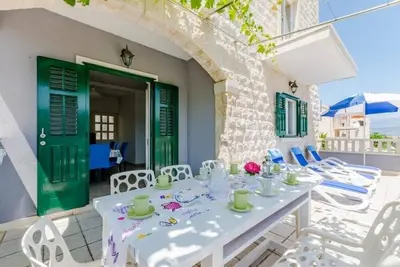 Image de Appartement de trois chambres avec la terrasse et la vue sur le mer Postira, Brac (A-24905-a)