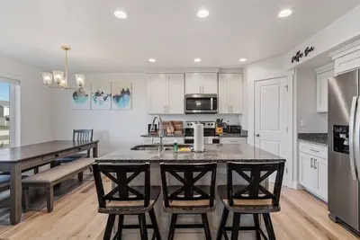 Image de Near Marina, Walk to Shops, Fire Pit, Gaming & Ac!