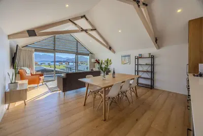 Image de Stunning Lake View Apartment #2- Family Friendly, 2 minutes walk to Lake & Town!