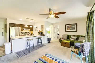 Image de 3 Mi to Iu: Dog-Friendly Condo w/ Pool Access!