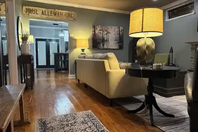 Image de Renovated & Newly Refined~ w/Front porch & w/Back deck charm~ Scott/Lafayette