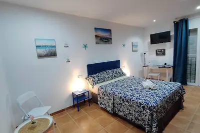 Image de Chambre simple double privée avec salle de bain partagée