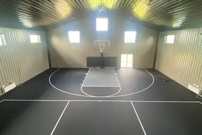 Image de Charming 2-bedroom Rec Center with basketball court in terrific Albany, Mo.