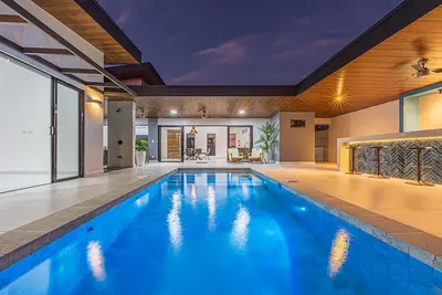 Image de Uvita-New luxury-sleeps 6-private pool-huge patio-Great location near grocery and restaurants