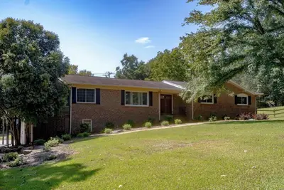 Image de Farmhouse Retreat w/ Fire Pit, Fireplace & Hot tub