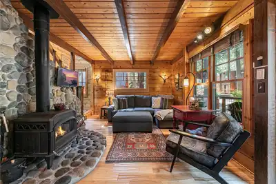 Image de Classic Cabin in the Pines by Tahoe Getaways - Walk to Lake, Pet-Friendly 3 Br w/ Yard & Hot Tub!