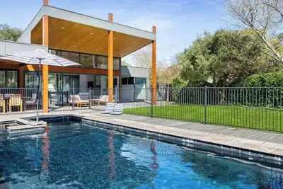 Image de Stylish Family Entertainer with Pool