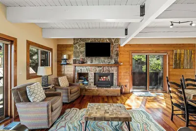 Image de Inviting, Pet-Friendly Townhome on Mountain w/Pool and Ski Shuttle