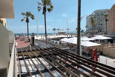 Image de Appartement climatisé à 2 pas de la plage. Place de parking couverte