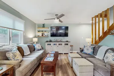 Image de Spacious cottage with deck, kayaks, private beach - in Adk Park