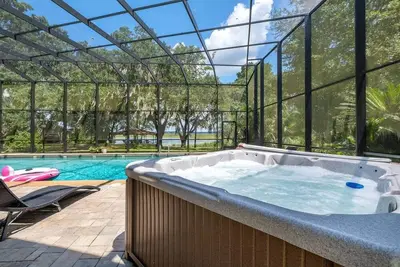 Image de Booking now! Lake, Pool, Spa, Man Cave, Game Room