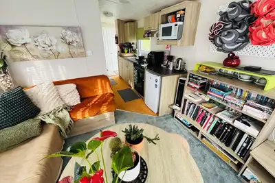 Image de Mindful caravan stay w/one suitcase. Sleeps ≤4. Garden seating, Tv-detox + WiFi.