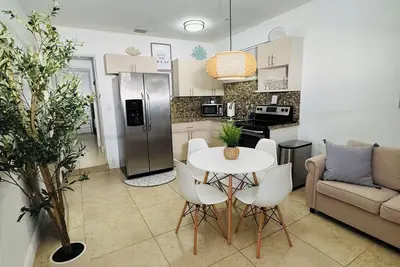 Image de Brickell Apartment. Free Parking. Coastal Vibes. Prime Location!