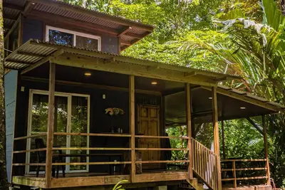 Image de Tiny home nestled in the jungle near surf, snorkel, and wildlife in Bocas.