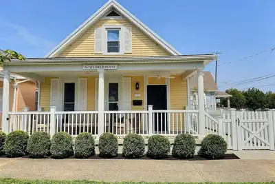 Image de Yellow House - Downtown & 7 Mins to Cedar Point