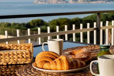 Image de Downtown, a stone's throw from the sea, train station and ferries.