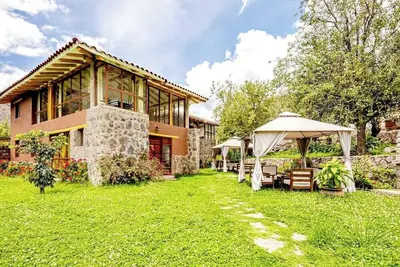 Image de Modern villa in the Sacred Valley, overlooking the stream, mountains and Arin waterfall.