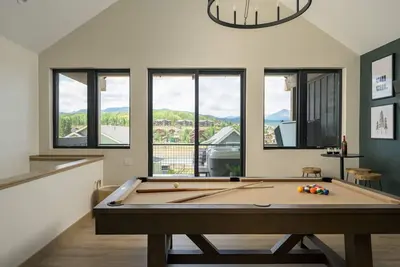 Image de Lodge 212 | Brand New Luxe Designer Home + Hot Tub