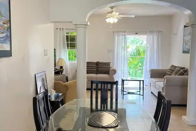 Image de Beautiful 2 Bed, 2 Bath Condo, Pool, W&D, & Airy Patio. Walk to Miami Beach