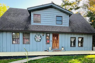 Image de 3br Farmhouse Retreat\nCountry comfort with farm animals, trails & cozy spaces