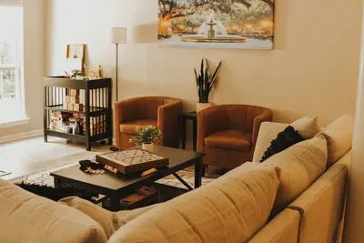 Image de Contemporary Charm in Savannah, 16 minutes to Downtown Historic District!