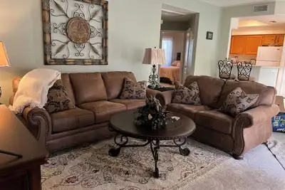 Image de Sun City Area Sw Design-A Lovely Condo in 55+ Gated Com-Heated Pool \"Has it all\"