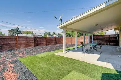 Image de 2 Mi to Hospitals: Home w/ Private Yard in Aurora