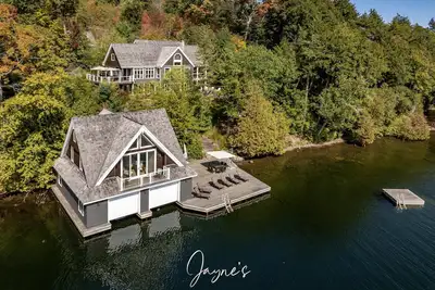 Image de Traditional 7 bed 7 bath cottage on Lake Joseph + Boathouse