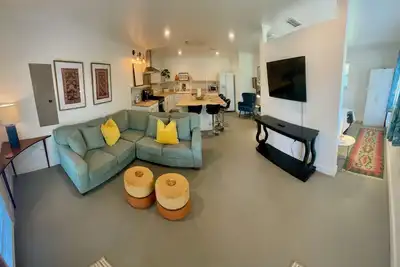 Image de Charming 1-bedroom cottage central to town, close to hospitals