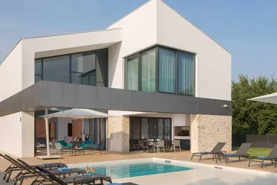 Image de Villa de luxe 4 chambres pour 8+2 personnes avec piscine d'eau salée chauffée