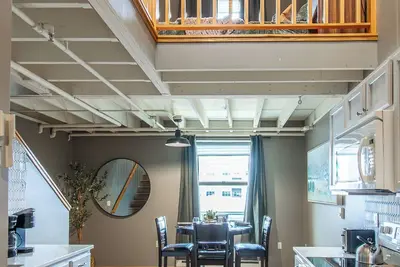 Image de 5 mins to Downtown I King I Loft I Keyless Entry